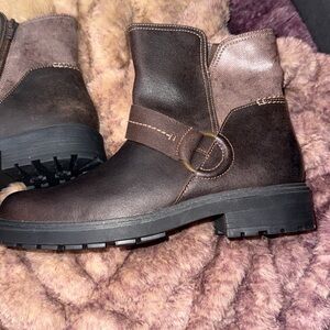 Women’s Clarks Brown Ankle Boots, sz 7, rubber soles, zipper closure